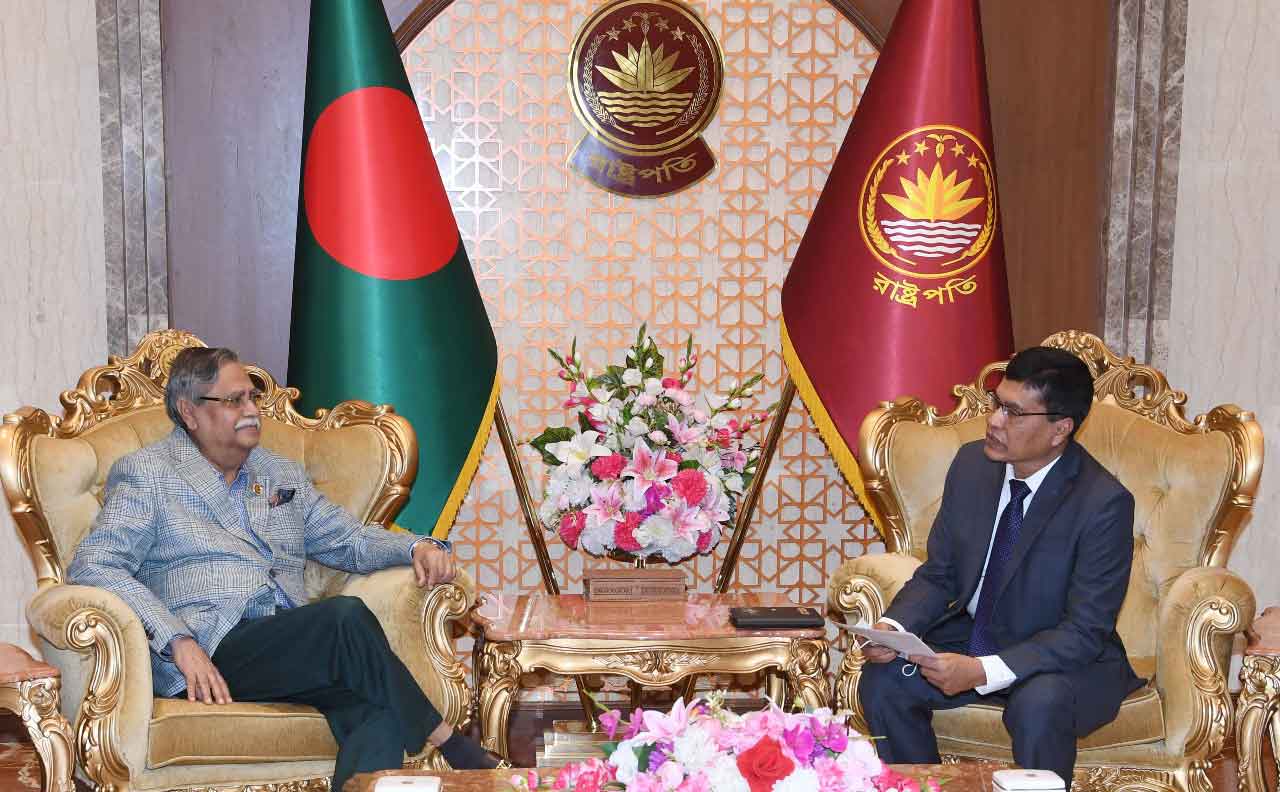 Hon'ble Comptroller and Auditor General of Bangladesh Md. Nurul Islam paid a courtesy visit to Hon'ble President Mr. Mohammed Shahabuddin on 19 November 2023